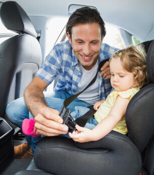 foto de pai com criança representando o aluguel de carro com bebê